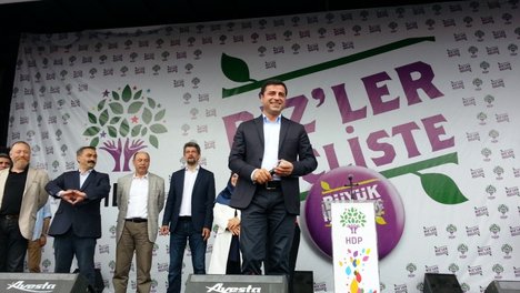Turkish_general_election__2015_-_Peoples__Democratic_Party__Turkey__Selahattin_Demirtas.jpg Wahlkundgebung mit Selahattin Demirtaş im Jahr 2015. Der Präsidentschaftskandidat der HDP ist derzeit inhaftiert.