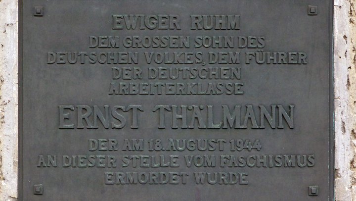 Gedenktafel am Innenhof des Krematoriums für den im KZ Buchenwald ermordeten Ernst Thälmann.