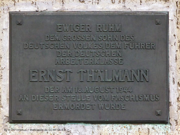 Gedenktafel am Innenhof des Krematoriums für den im KZ Buchenwald ermordeten Ernst Thälmann.